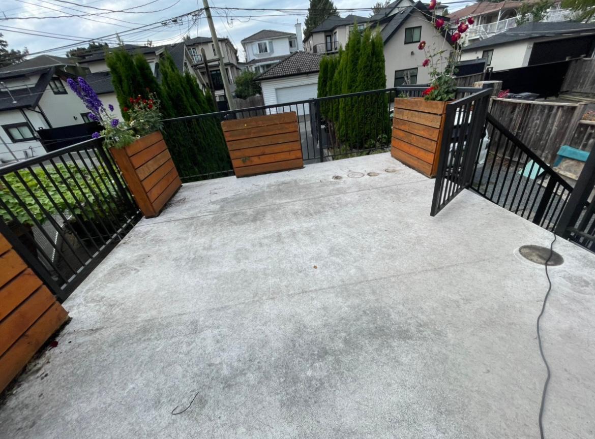 Weathered dirty deck before cleaning